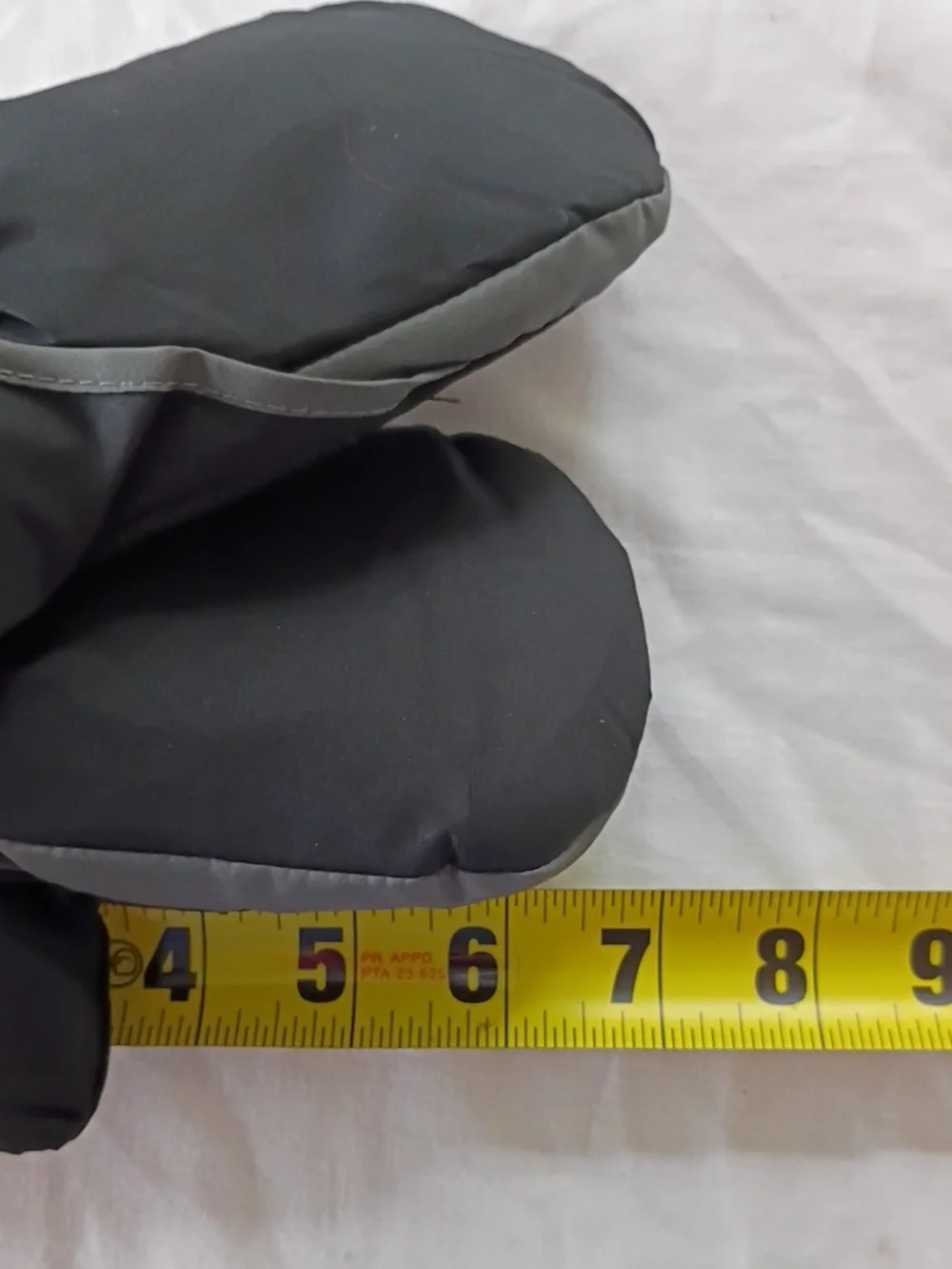 NWT Igloos Gray and Black Insulated Winter Mittens Youth Small/Medium